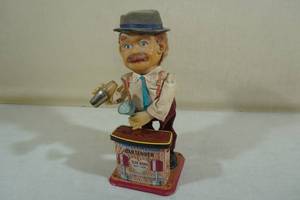 lot 345 image: Vintage Charlie Weaver Tin Litho Bartender Toy