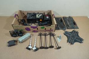 lot 347 image: Vintage Marx & Lionel Train Accessories