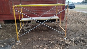 lot 51 image: Scaffolding -2 x-braces -2 plank- 4 standard feet
