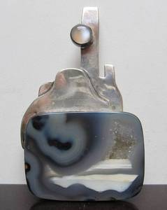 lot 16 image: Very Nice Navajo Sculptural Sterling & Agate Brooch Pendant by Jon Wenckus