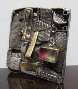 lot 17 image: Stunning Sculptural Sterling Silver & 18k Gold Brooch Pin by Emilie Cohen