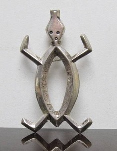 lot 20 image: Signed Navajo Lizard or Turtle Pendant Brooch by Patrick Yellowhorse