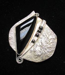 lot 32 image: Signed Sculptural Modernist Brooch Pin wOnyx