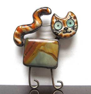 lot 38 image: LAURA STAMPER Sterling Silver, Stone & Ceramic Cat Brooch Pin