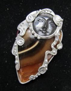 lot 45 image: Very Nice Carved Horn & Agate Face Brooch Pendant