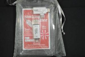 lot 54 image: Stocking Stuffer Picture Keeper Connector 16GB Flash Drive for Storing Phone Pictures