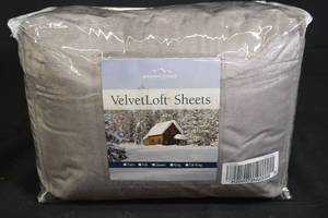 lot 70 image: Velvet Loft Plush Sheets Queen Size