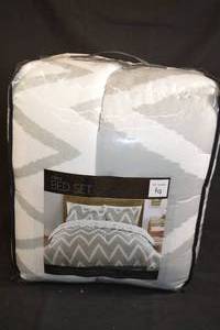 lot 71 image: FullQueen 3pc Bed Set