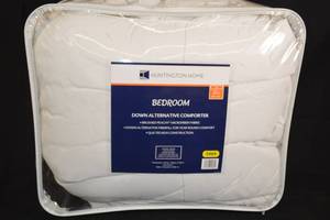 lot 72 image: Huntington Home FullQueen Down Alternative Comforter