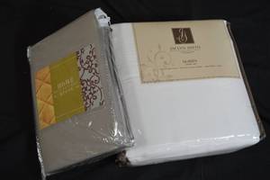lot 91 image: Jaclyn Smith Queen Sheet Set  Home Reflections Decor King Pillow Cases