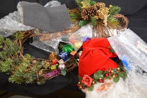 lot 105 image: Christmas Decoration Bundle