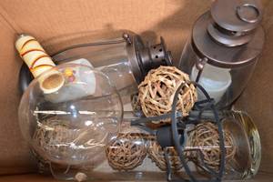 lot 121 image: Assorted Decor