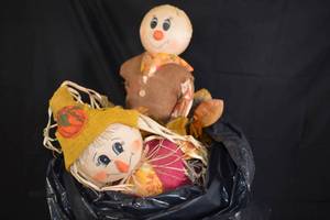 lot 179 image: Seasonal Scarecrow Decorations