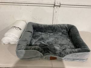 lot 108 image: Bedsure Foam Pet Bed Medium Grey