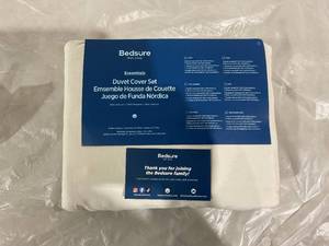 lot 585 image: Bedsure Duvet Cover Set King Size