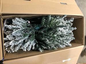 Home Accents Holiday 7.5 ft. Starry Light Fraser Fir Flocked LED Pre Lit Artificial Christmas Tree with 1500 Color Changing Lights    Customer Returns See Pictures