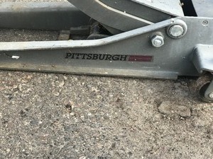 lot 9 image: Pittsburgh Automotive 2 Ton Service Jack Cross Beam
