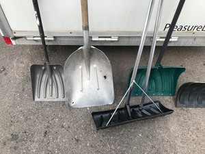 lot 41 image: Lot of Snow Shovels & 1 Roof Rake with Extension Handle