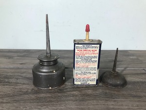 lot 96 image: 2 - Vintage Thumb Press Cans & 1 Texaco Oil Can