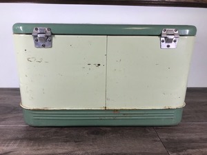 lot 101 image: Vintage Green Thermos Ice Chest
