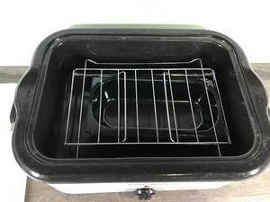 lot 132 image: Hamilton Beach 18 Quart Roaster oven