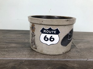 lot 314 image: Pottery for Decoration  Planter