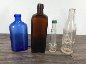 lot 335 image: 4 - Vintage Collectible Bottles