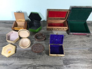 lot 340 image: Lot of Jewelry  Trinket Boxes