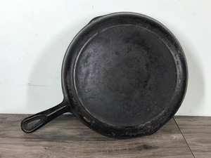 lot 347 image: Vintage Cast Iron Pan