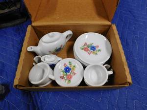 lot 152 image: 1996 Noahs Ark mini tea set, Childs tea set, 1993 Hershey Kisses dispenser and metal ship