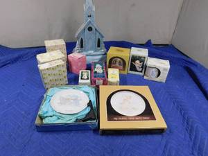 lot 158 image: 1988-2001 Precious Moments and a lighted church