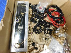 lot 164 image: Flat of jewelry