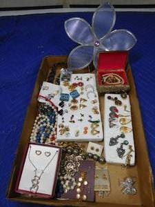 lot 173 image: Flat of jewelry and more