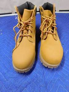 lot 174 image: New Ozark Trail boots