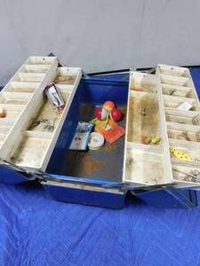 lot 177 image: Metal tackle box with tackle