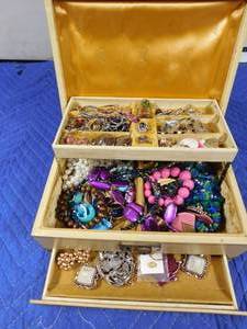 lot 235 image: Vintage jewelry box of jewelry