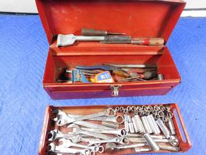 lot 260 image: Metal tool box of tools
