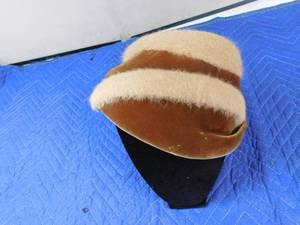 lot 266 image: Vintage ladys hat