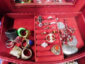 lot 282 image: Jewelry box of jewelry