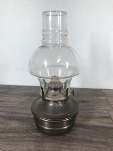 lot 421 image: LAMPLIGHT FARM METAL OIL LAMP WITH CLEAR GLASS GLOBE