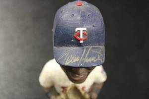 lot 135 image: Minnesota Twins Torii Hunter Bobblehead Autograph