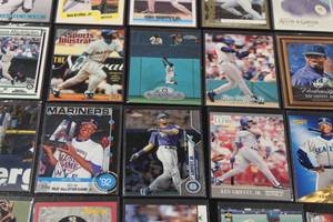 lot 180 image: Ken Griffey Jr Baseball Card Lot  19 Cards & 5 Card Mini Set