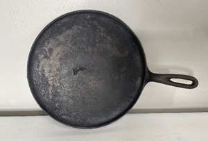 lot 100 image: Wagner Ware Sidney Cast Iron Griddle 10.5 Diameter