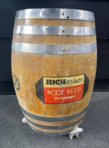 lot 55 image: Richardson Root Beer Barrel Vintage