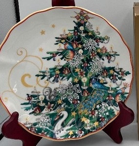 lot 62 image: 8 Williams Sonoma Christmas Tree Plates 2 boxes of 4, 2012