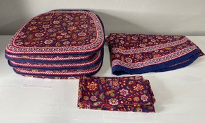 lot 68 image: Williams Sonoma Tablecloth 4 Napkins & 4 Chair Cushions.