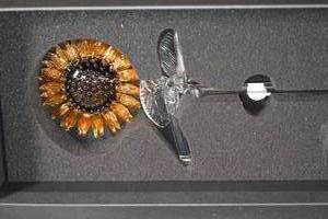 lot 97 image: Waterford Sunflower Sculpture MSRP $99.00 (BROKEN SEE PICTURE)