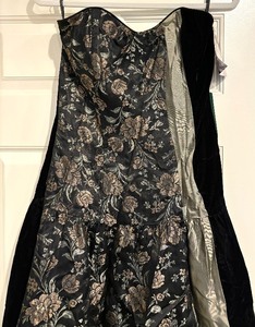 lot 60 image: New Jessica McClintock Dress