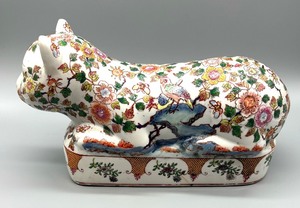 lot 85 image: Asian Cat Figurine Ceramic Pillow  Head Rest