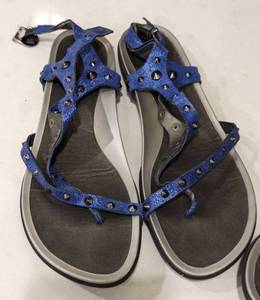 lot 122 image: Two Pairs of Womens Vaneli Leather Sandals